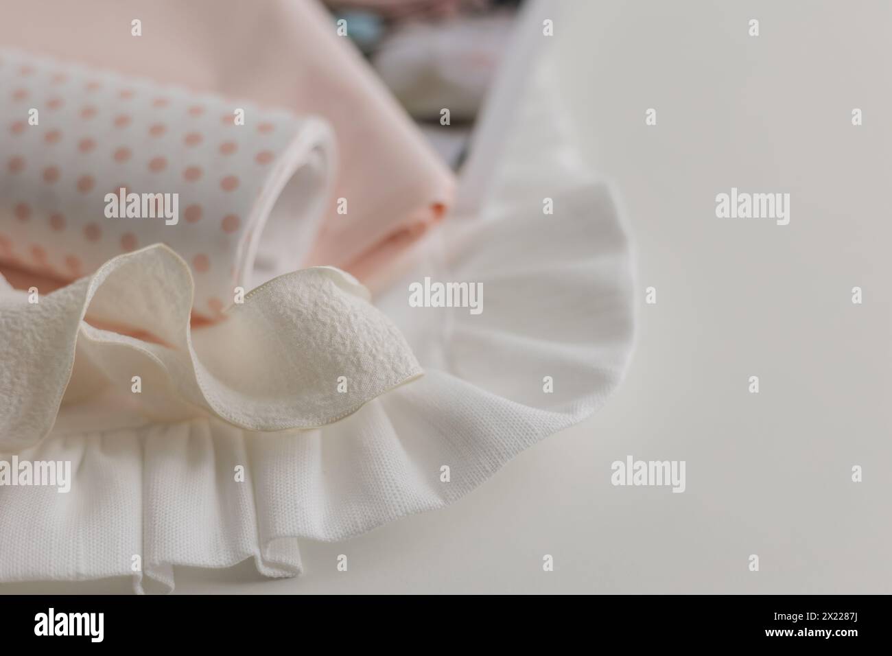 carta per imballaggio in primo piano, realizzata a mano, sfondo chiaro. Foto di alta qualità Foto Stock