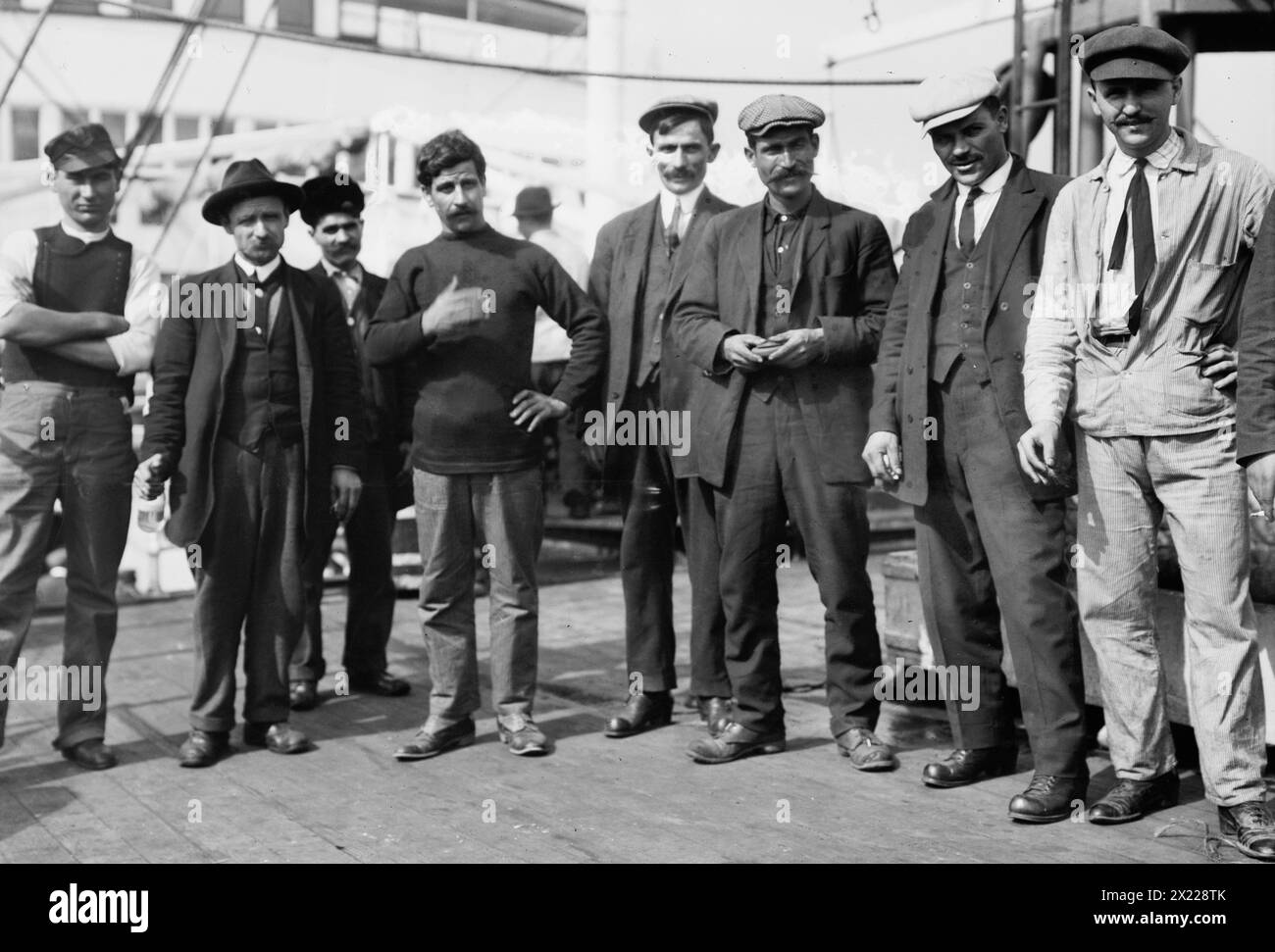 Su MARTHA WASHINGTON che va alla guerra balcanica, 1912. Preso quando gli immigrati greci lasciarono New York per tornare nel loro paese e combattere nella prima guerra balcanica, iniziata nell'ottobre 1912. Foto Stock