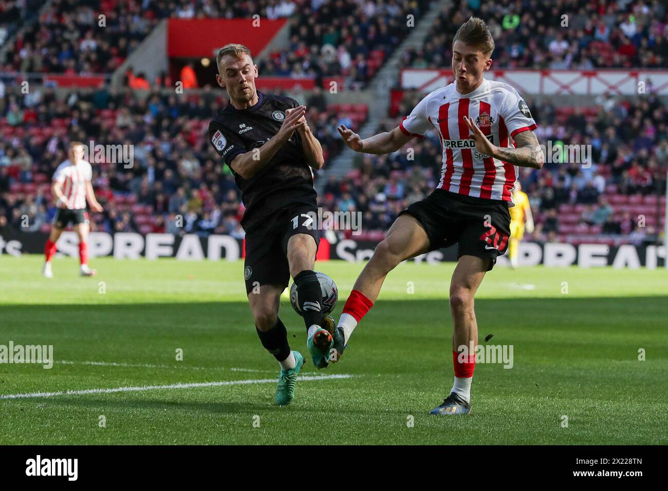 Mark Sykes di Bristol City Battles Jack Clarke di Sunderland - Sunderland contro Bristol City, Sky Bet Championship, Stadium of Light, Sunderland, Regno Unito - 6 aprile 2024 solo uso editoriale - si applicano restrizioni DataCo Foto Stock