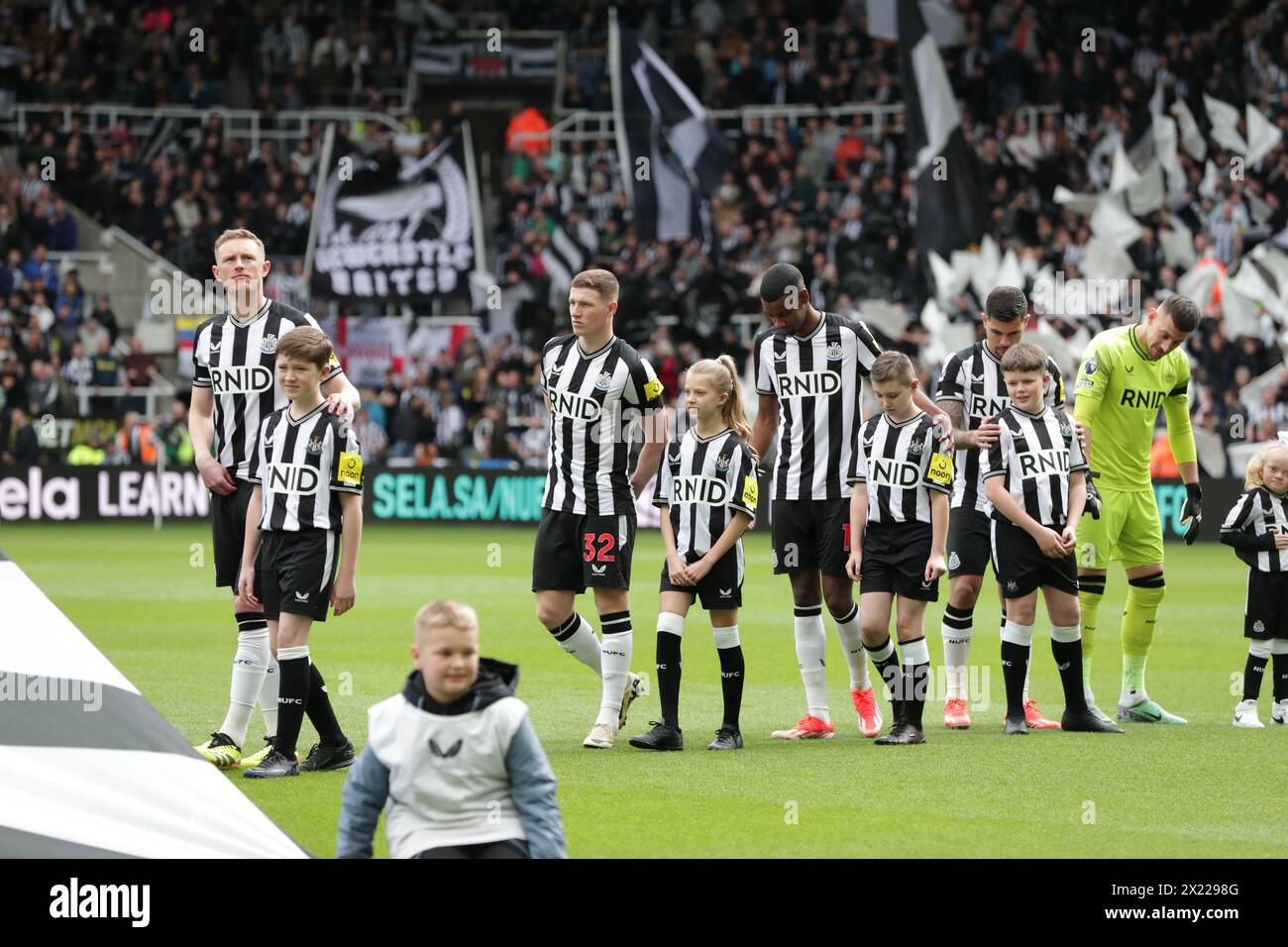 SELA e la Royal Royal Hearing Loss Charity collaborano per creare un top di tifosi tattili per aiutare i tifosi con perdita dell'udito - Newcastle United vs Tottenham Hotspur, Premier League, St James' Park, Newcastle upon Tyne, Regno Unito - 13 aprile 2024 solo uso editoriale - si applicano restrizioni DataCo Foto Stock