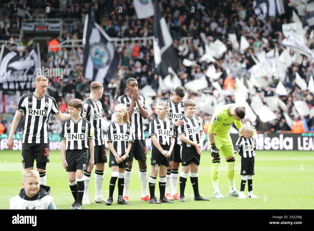 SELA e la Royal Royal Hearing Loss Charity collaborano per creare un top di tifosi tattili per aiutare i tifosi con perdita dell'udito - Newcastle United vs Tottenham Hotspur, Premier League, St James' Park, Newcastle upon Tyne, Regno Unito - 13 aprile 2024 solo uso editoriale - si applicano restrizioni DataCo Foto Stock