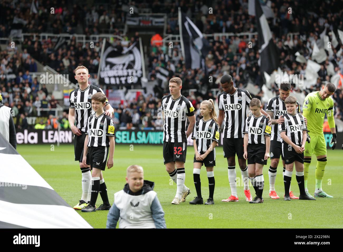 SELA e la Royal Royal Hearing Loss Charity collaborano per creare un top di tifosi tattili per aiutare i tifosi con perdita dell'udito - Newcastle United vs Tottenham Hotspur, Premier League, St James' Park, Newcastle upon Tyne, Regno Unito - 13 aprile 2024 solo uso editoriale - si applicano restrizioni DataCo Foto Stock