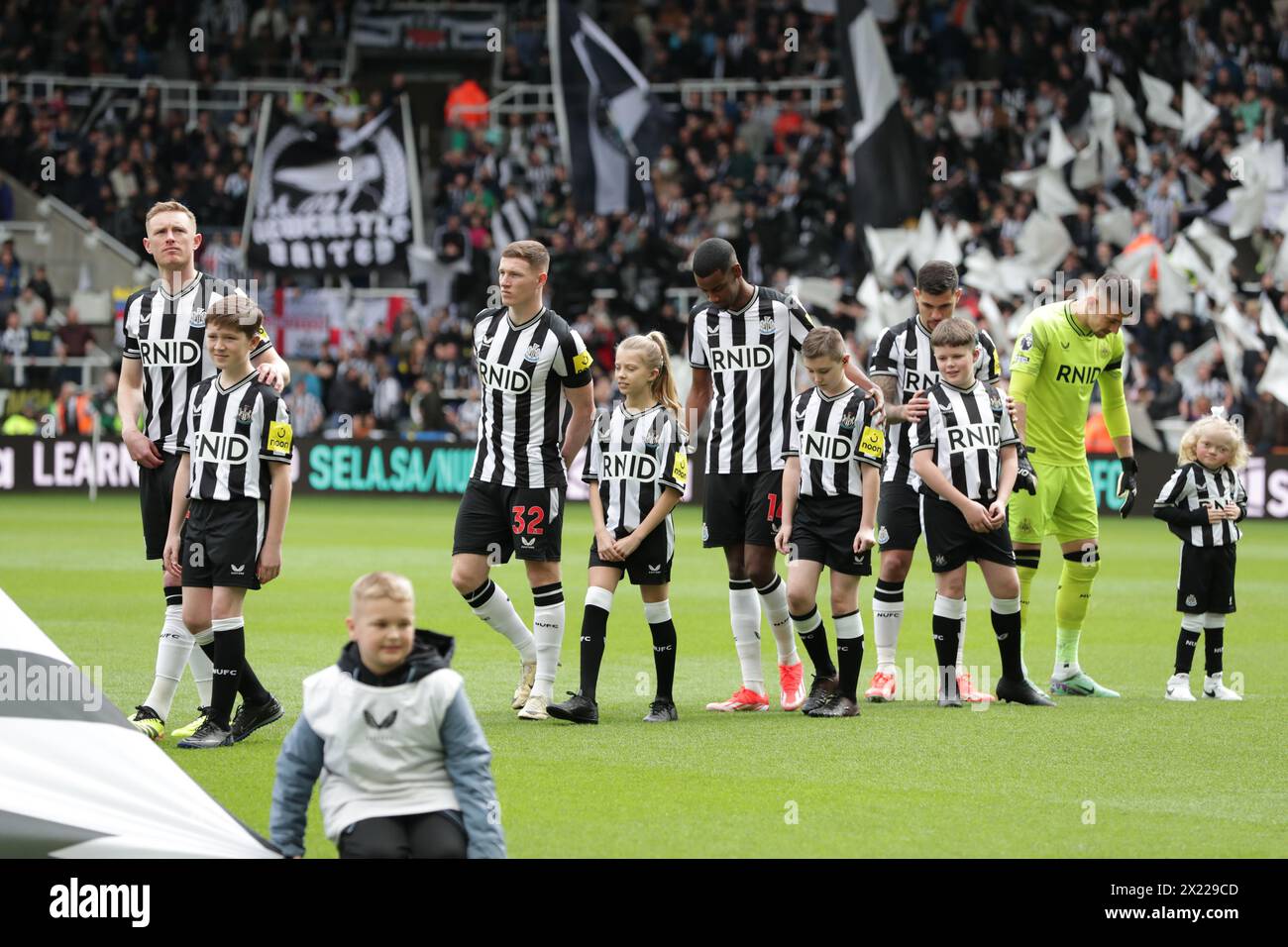 SELA e la Royal Royal Hearing Loss Charity collaborano per creare un top di tifosi tattili per aiutare i tifosi con perdita dell'udito - Newcastle United vs Tottenham Hotspur, Premier League, St James' Park, Newcastle upon Tyne, Regno Unito - 13 aprile 2024 solo uso editoriale - si applicano restrizioni DataCo Foto Stock