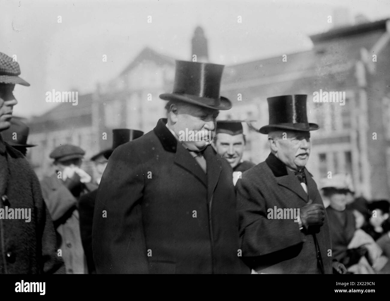 Taft, 1912 anni. Mostra il presidente William H. Taft e il presidente del City College Dr. John H. Finley fuori dal City College, New York City, dove si è tenuto un ricevimento per onorare il dottor Alexis Carrel per il suo premio Nobel per la medicina. Foto Stock