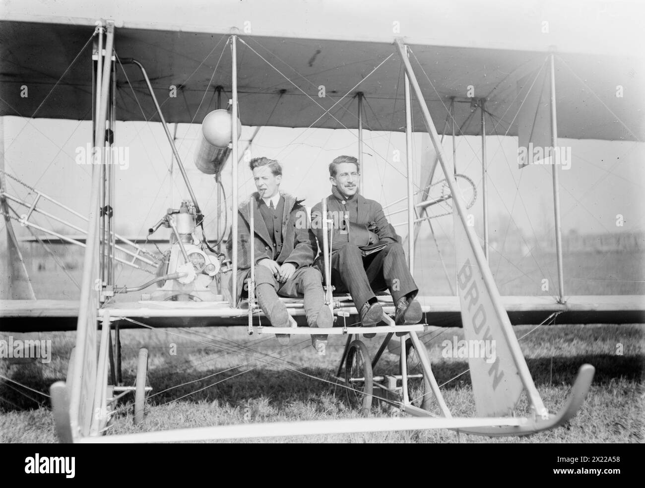 Harry B. Brown, tra c1910 e c1915. Mostra l'aviatore Harry Bingham Brown (1883-1954), seduto su un aereo. Foto Stock