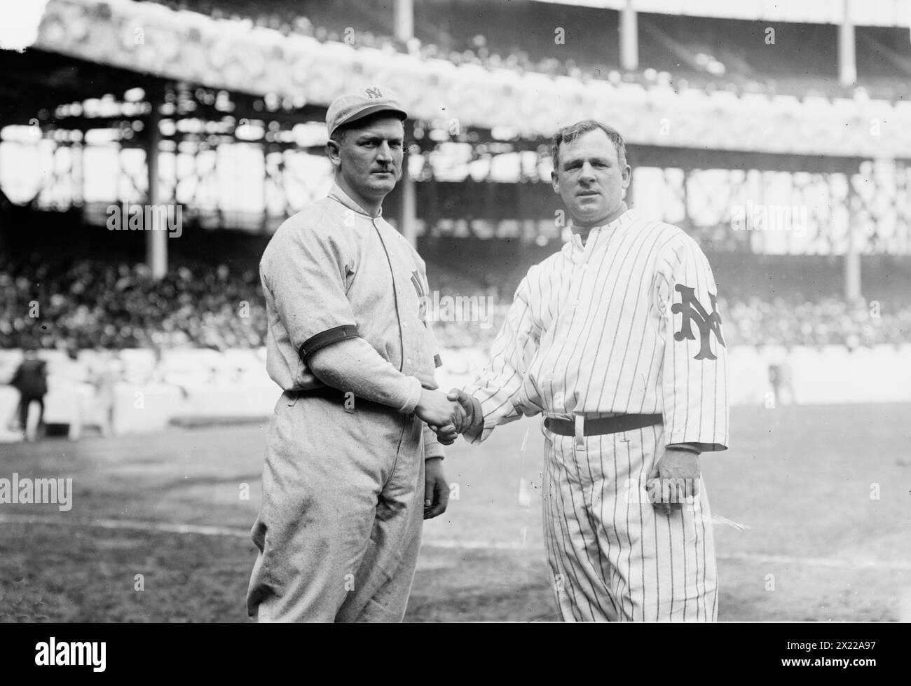 Harry Wolverton, New York AL, a sinistra e John McGraw, New York NL, a destra al Polo Grounds, NY, 1912 (baseball). Foto Stock