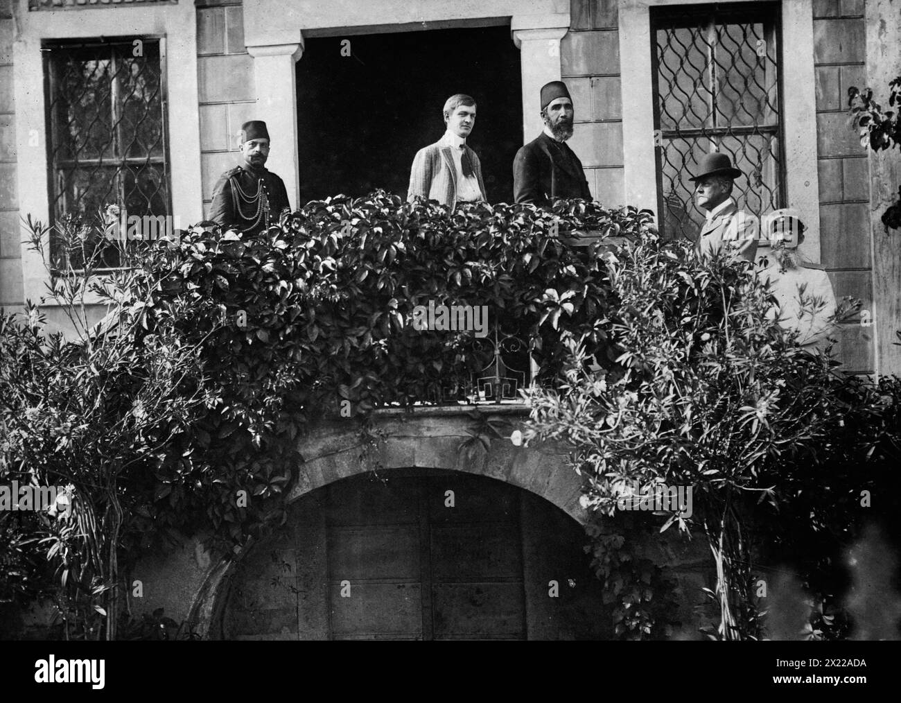 Console Kirchknopf, Hilmi Pacha, De Giers, 1912. Mostra diplomatici provenienti dalla Turchia (Huseyin Hilmi Pasha), dalla Russia (Mikhail Nikolayevich von Giers) e dall'Impero austro-ungarico (Console Kirchknopf) all'ingresso di un edificio. La fotografia è stata pubblicata con il New York Times, 22 dicembre 1912, articolo intitolato "The Attitude of Austria in the Eastern Question". Foto Stock