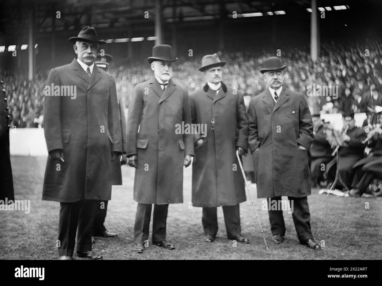 Sindaco Gaynor, (Polo Grounds,) col. John Whalen, 1913. Mostra (da sinistra a destra) Capitan Hill, il sindaco di New York William Jay Gaynor, uomo non identificato, e il colonnello John Whalen. Foto Stock