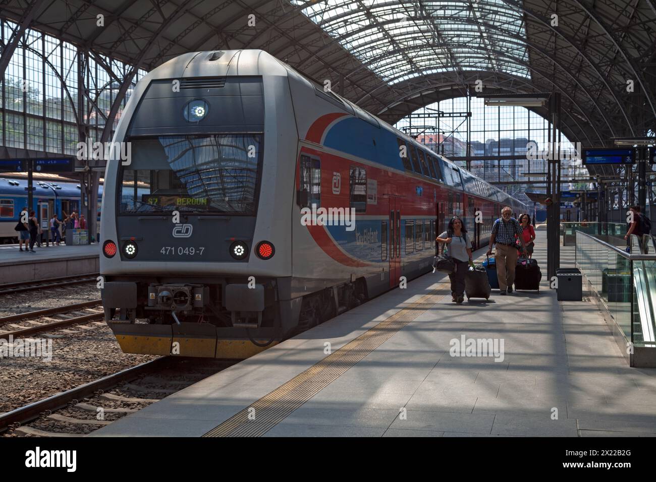 Praga, Repubblica Ceca - 16 giugno 2018: Il ČD Class 471 (noto anche come CityElefant) è un treno suburbano di proprietà di České dráhy. In attesa del suo passeggero a Praga m Foto Stock