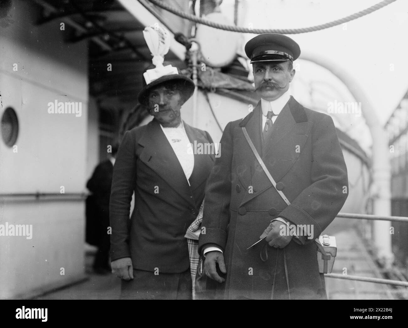 Bleriot &amp; moglie, 1912 anni. Mostra l'aviatore francese Louis BLE&#xb4;eriot (1872-1936) e sua moglie che facevano parte di una delegazione francese inviata per la presentazione di un busto Rodin di Samuel Champlain al faro Champlain Memorial di Crown Point, New York. Foto Stock