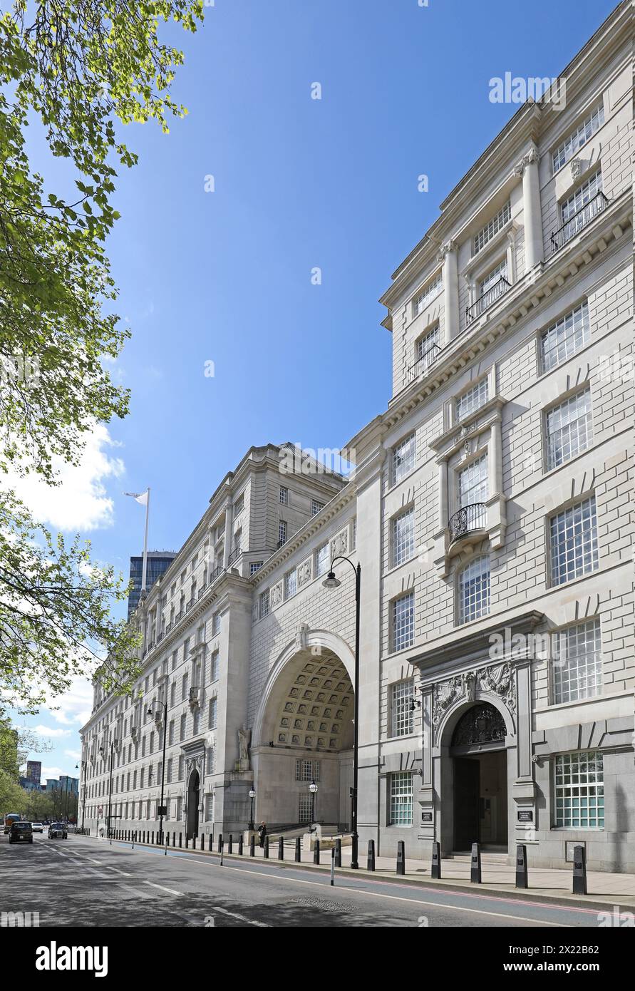 Thames House a Millbank, Londra, Regno Unito. Sede del servizio di sicurezza del governo MI5. Costruito negli anni '1920 In precedenza HQ per ICI. Foto Stock