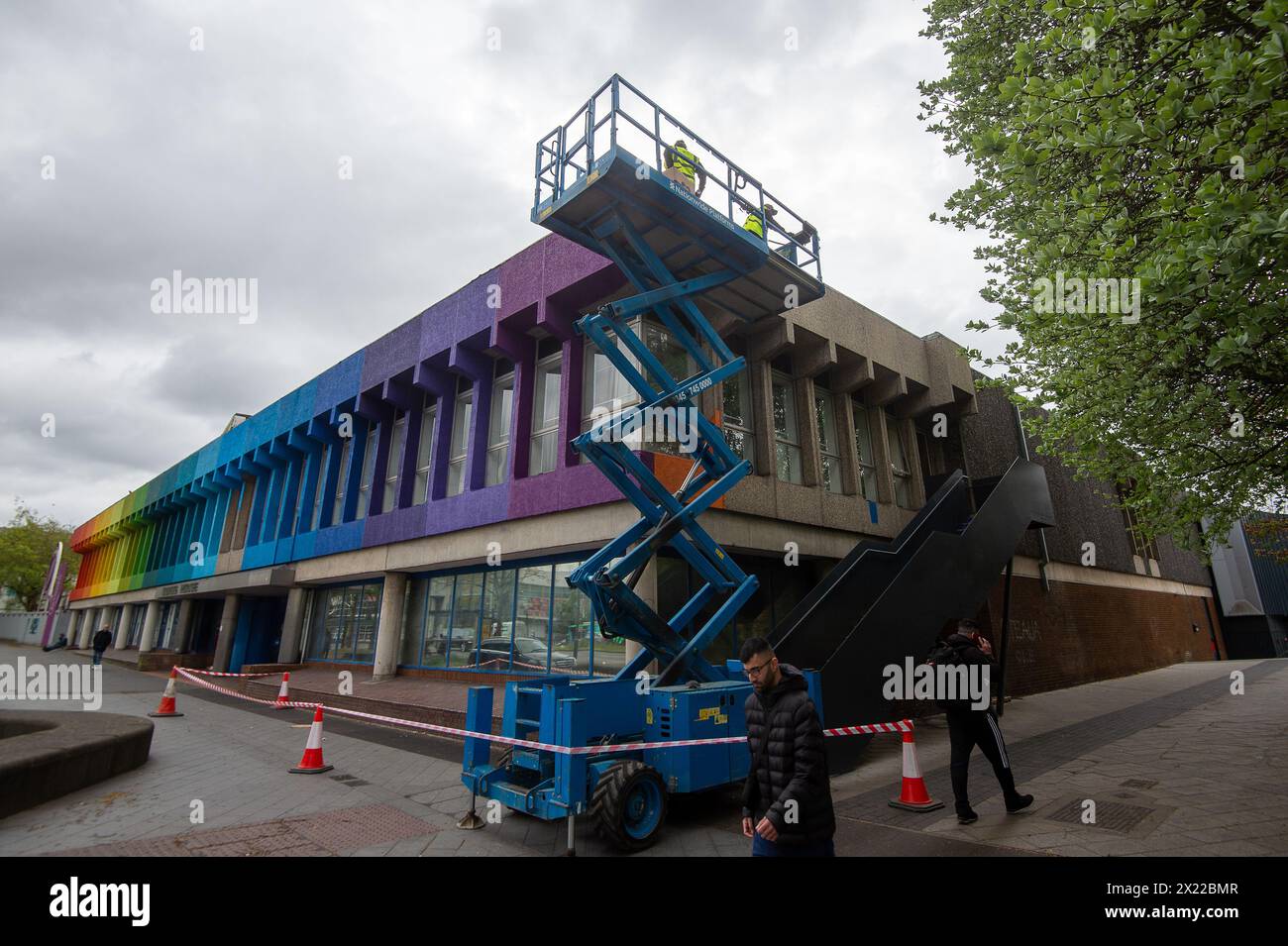 Slough, Berkshire, Regno Unito. 19 aprile 2024. I colori Rainbow LGBT+ vengono dipinti sulle Dukes Houses a Slough, Berkshire, oggi sopra la parte chiusa del Queensmere Shopping Centre. Sta ricevendo recensioni contrastanti sui social media con alcuni che dicono che ha illuminato la città, mentre altri dicono che è solo più inquietante. A quanto pare, il Consiglio di Slough Borough, effettivamente in bancarotta, non sta raccogliendo il costo della verniciatura. Crediti: Maureen McLean/Alamy Live News Foto Stock