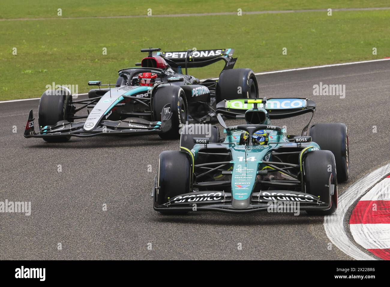 14 ALONSO Fernando (spa), Aston Martin F1 Team AMR24, azione e 63 RUSSELL George (gbr), Mercedes AMG F1 Team W15, azione durante la Formula 1 Lenovo Chinese Grand Prix 2024, 5° round del Campionato del mondo di Formula 1 2024 dal 19 al 21 aprile 2024 sul circuito internazionale di Shanghai, a Shanghai, Cina Foto Stock