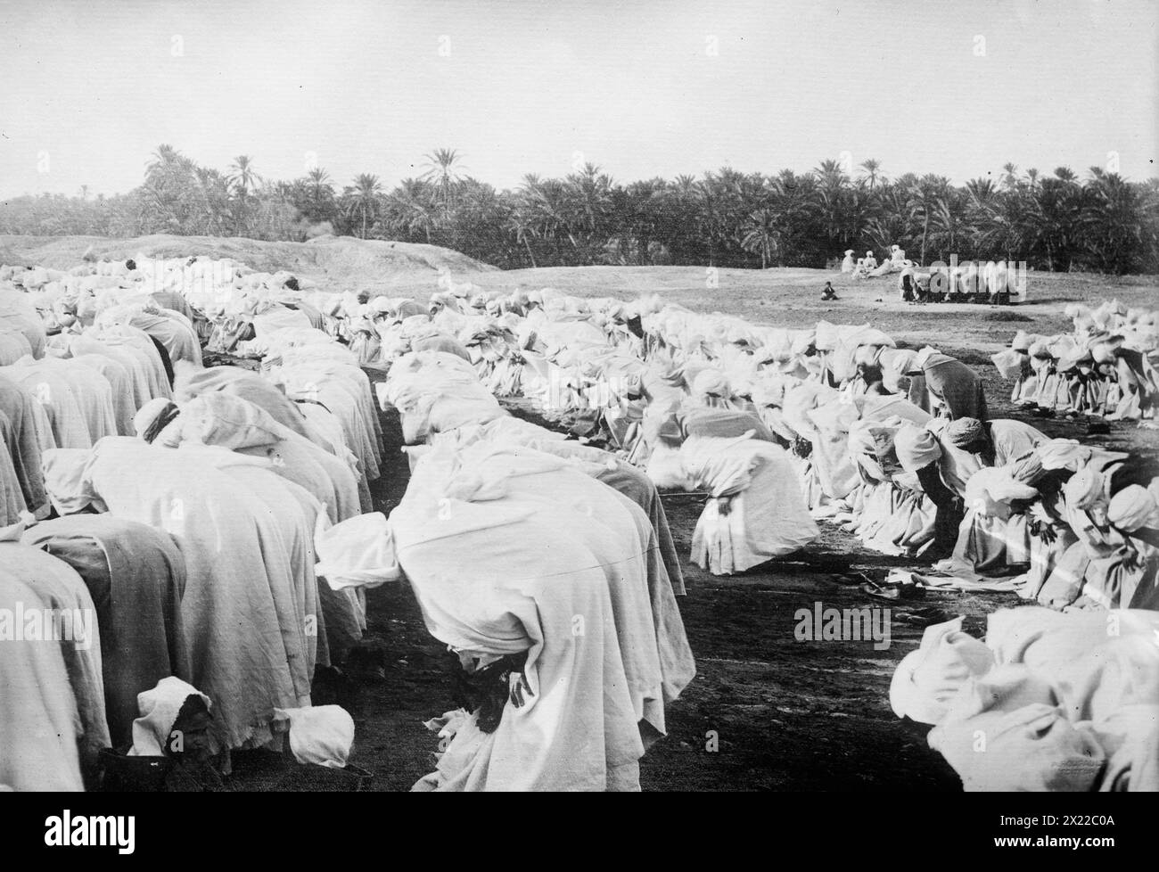 Arabi in preghiera nel deserto, tra il c1910 e il c1915. Foto Stock