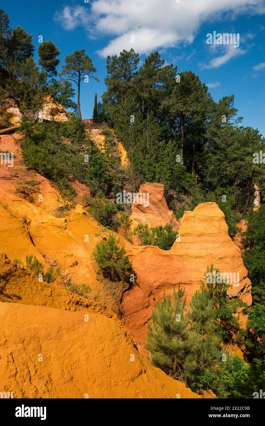 Rocce rosse, le Sentier des Ocres, sentiero naturalistico ocra, Rossiglione, dipartimento di Vaucluse, Provenza, Provence-Alpes-Côte d&#39;Azur, Francia Foto Stock