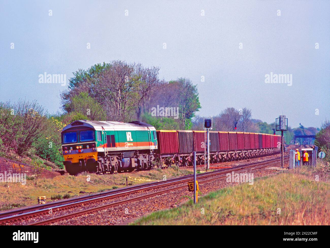 Una locomotiva diesel di classe 59 numero 59002 nella livrea Mendip Rail di breve durata che lavora un treno di vagoni di pietra vuoti a Worting Junction il 23 aprile 2002. Foto Stock Una locomotiva diesel di classe 59 numero 59002 nella livrea Mendip Rail di breve durata che lavora un treno di vagoni di pietra vuoti a Worting Junction il 23 aprile 2002. Foto Stock