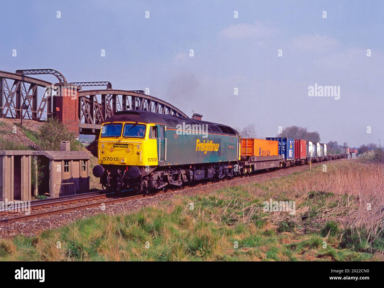 Una locomotiva diesel di classe 57 numero 57012 che opera su un treno freightliner ben carico a Worting Junction il 10 aprile 2002. Foto Stock Una locomotiva diesel di classe 57 numero 57012 che opera su un treno freightliner ben carico a Worting Junction il 10 aprile 2002. Foto Stock