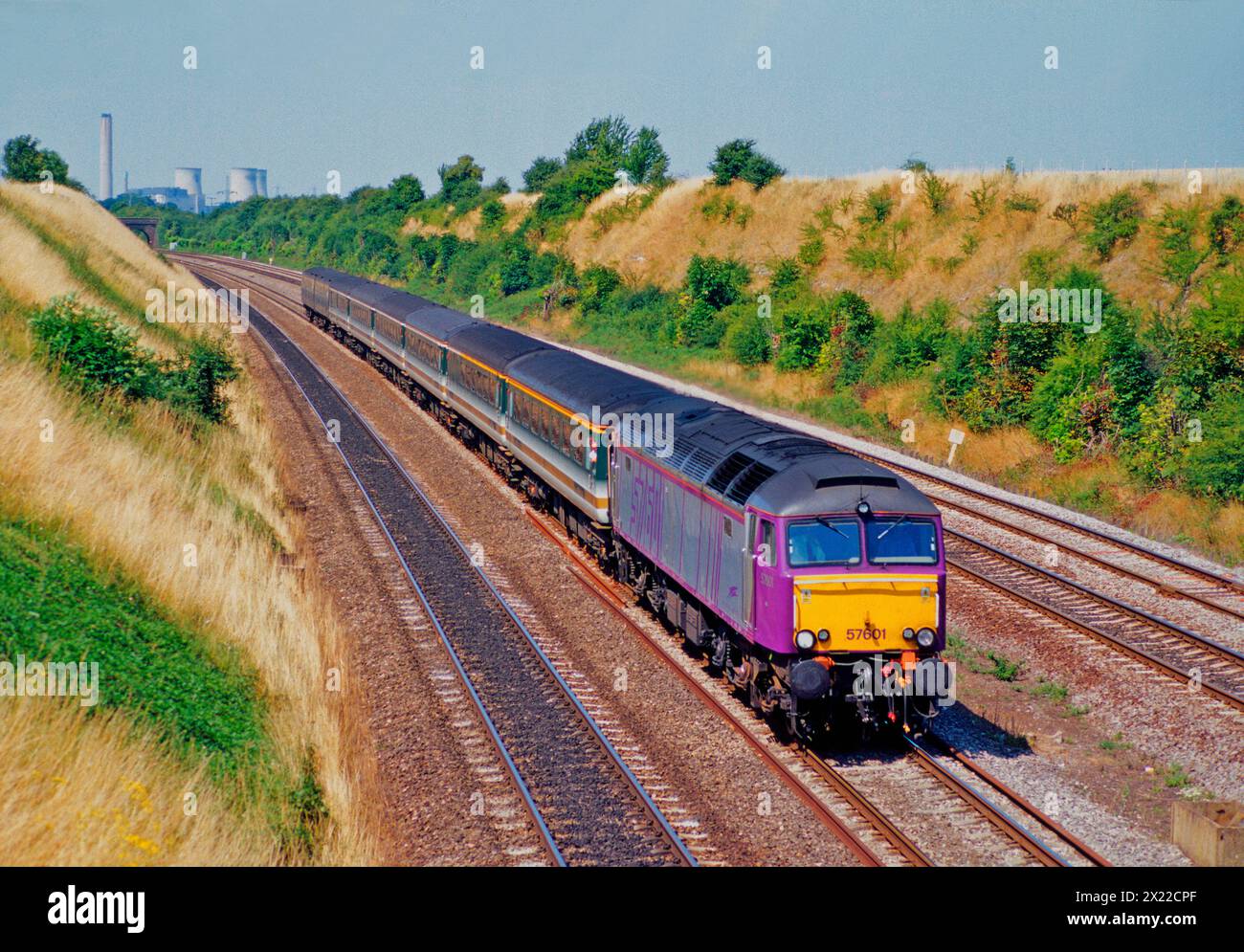 Una locomotiva diesel di classe 57 numero 57601 in una livrea Porterbrook viola che operava un primo servizio della Great Western a South Moreton il 1 agosto 2001. Foto Stock