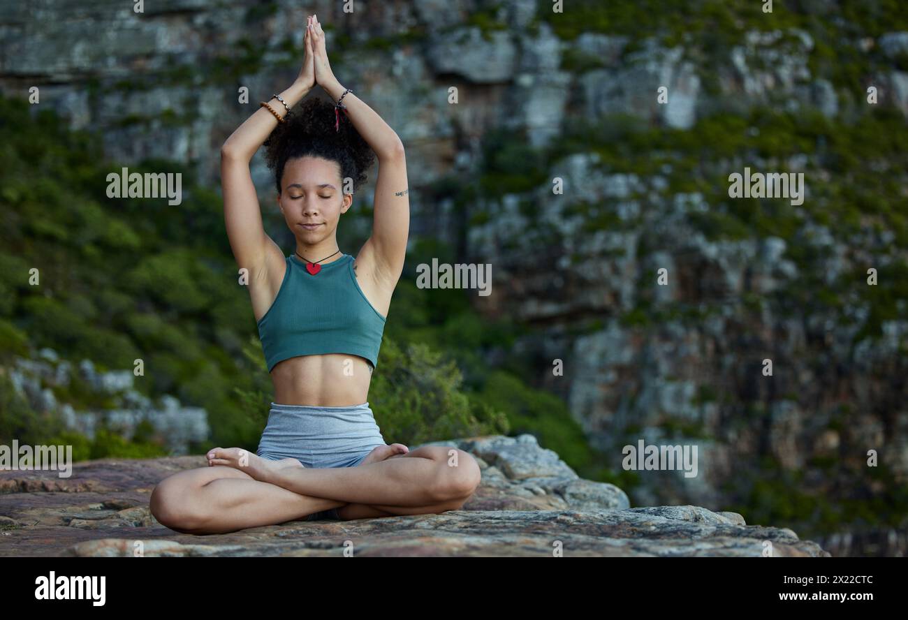 Donna, meditazione e loto in montagna per la consapevolezza la pace o la calma mattutina, la natura o la salute mentale. Donna, mani e chakra bilanciano come Foto Stock