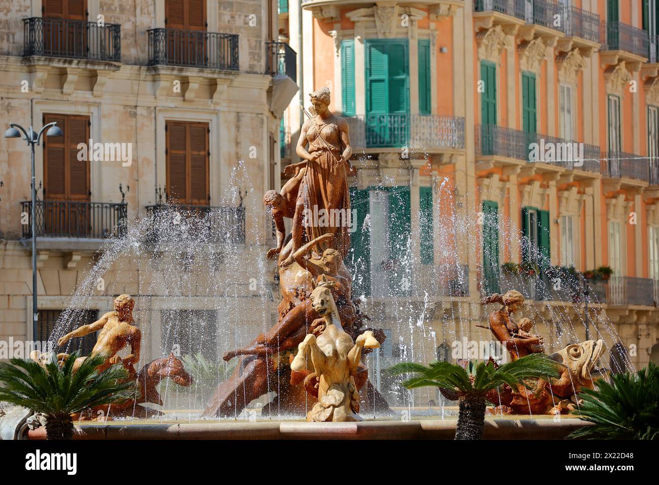 Fontana di Artemide (o Fontana di Diana, risalente al 1906) situata in Piazza Archimede (piazza Archimede) nell'isola di Ortigia, Siracusa, Sicilia, Italia Foto Stock