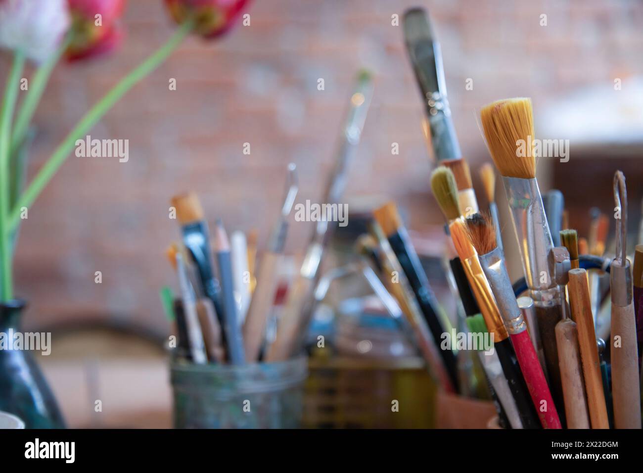 Vista ravvicinata degli strumenti artistici e artigianali . Gamma colorata di pennelli e vernici Foto Stock