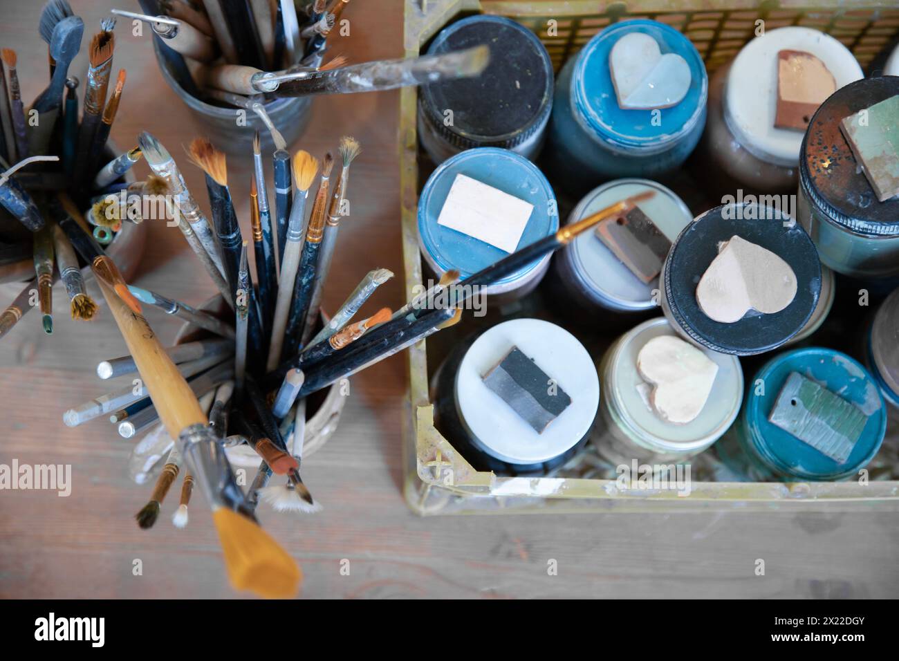 Vista ad angolo elevato degli strumenti artistici e artigianali Vista ravvicinata . Foto Stock