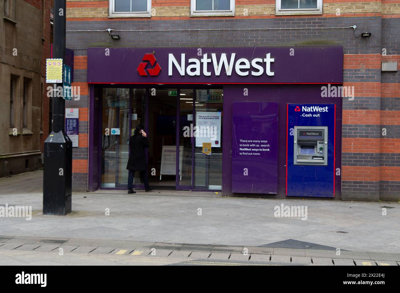Slough, Berkshire, Regno Unito. 19 aprile 2024. La filiale di NatWest Bank a Slough High Street nel Berkshire chiuderà il 12 settembre 2024. NatWest ha recentemente annunciato la chiusura di un certo numero di loro banche in tutto il Regno Unito. In molte banche, il numero di persone che utilizzano il banking online è diminuito. Crediti: Maureen McLean/Alamy Live News Foto Stock