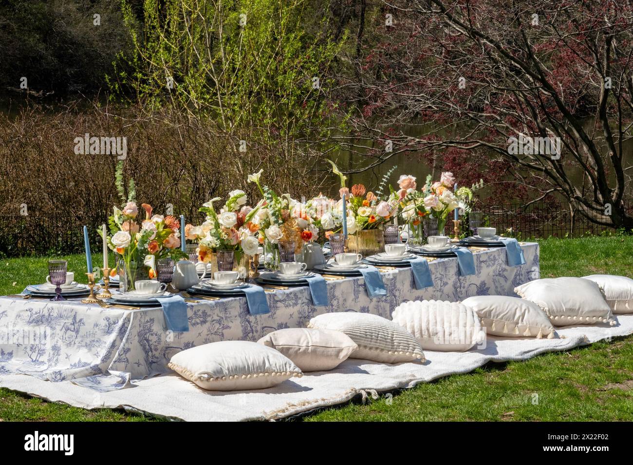 Un evento festivo di compleanno è organizzato privatamente vicino al laghetto di Central Park in un giorno di primavera limpido, 2024, New York City, Stati Uniti Foto Stock