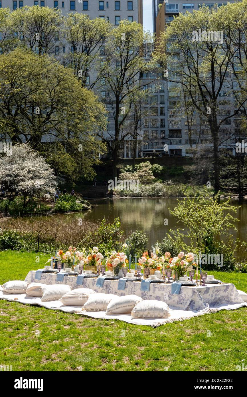 Un evento festivo di compleanno è organizzato privatamente vicino al laghetto di Central Park in un giorno di primavera limpido, 2024, New York City, Stati Uniti Foto Stock
