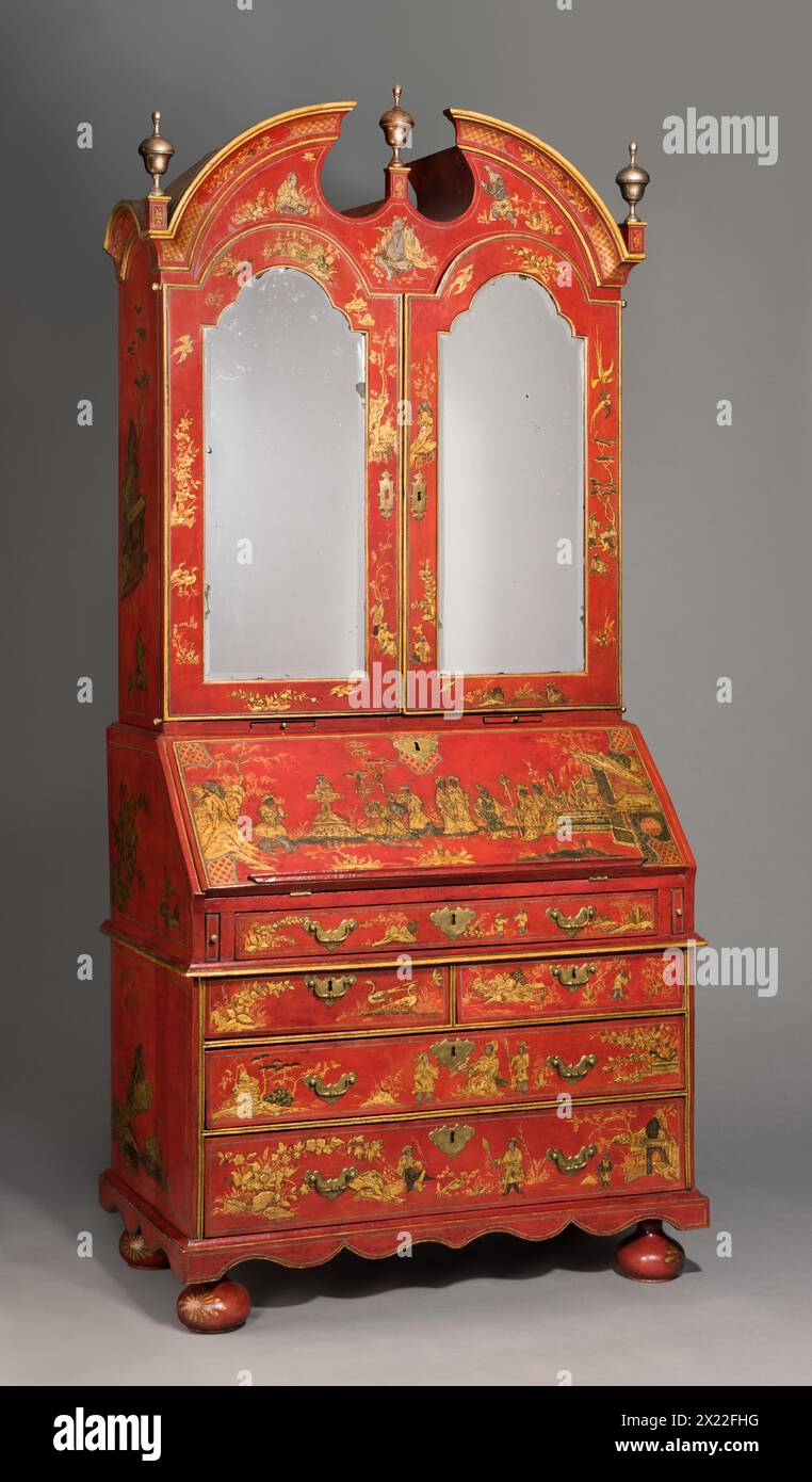 Gabinetto del Bureau "Japanned", c1720. Questo spettacolare gabinetto riflette il fascino per i beni di lusso giapponesi e cinesi all'inizio del XVIII secolo, visto attraverso una lente distintamente europea. La superficie rossa brillante imitava la lacca asiatica. I motivi evocano le persone e le attrazioni dell'Estremo Oriente, ma riflettono la limitata conoscenza e le opinioni stereotipate che gli europei avevano nei confronti di questi paesi lontani. All'epoca in cui fu realizzato il gabinetto, questo stile di imitazione laccata e decorazione era chiamato Japanning. Il proprietario originale potrebbe aver esposto piccole porcellane asiatiche nell'uppe Foto Stock