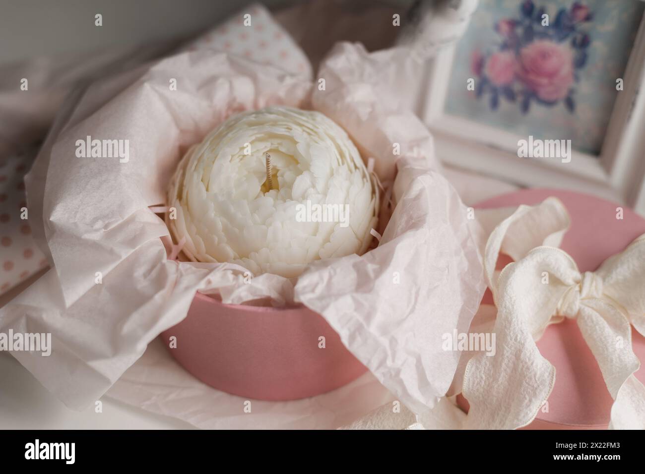 candela fatta a mano a forma di fiore in una confezione regalo. Foto di alta qualità Foto Stock