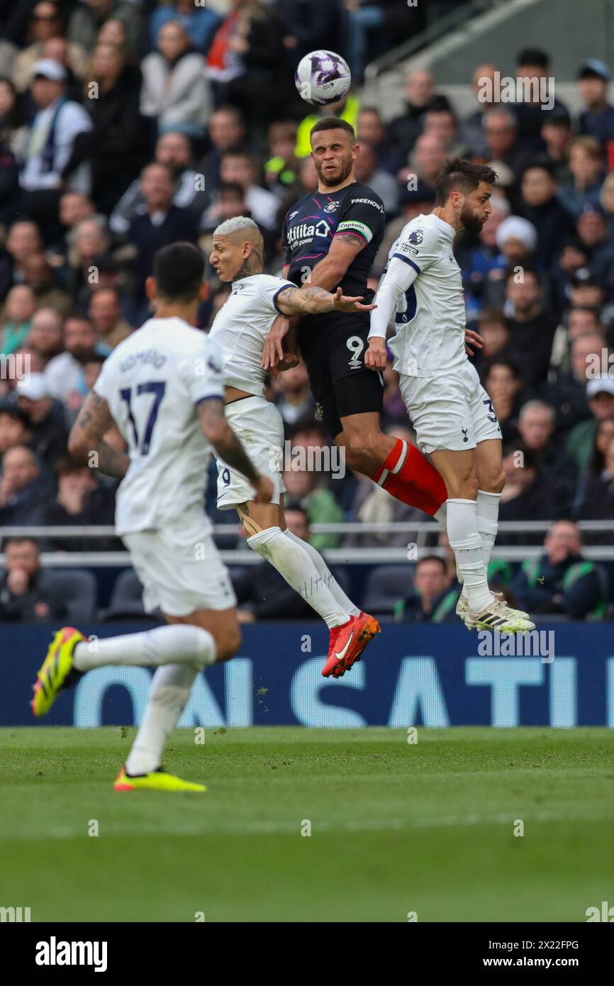 Carlton Morris di Luton Town Richarlison di Tottenham Hotspur - Tottenham Hotspur V Luton Town, Premier League, Tottenham Hotspur Stadium, Londra, Regno Unito - 30 marzo 2024 solo uso editoriale - si applicano restrizioni DataCo Foto Stock