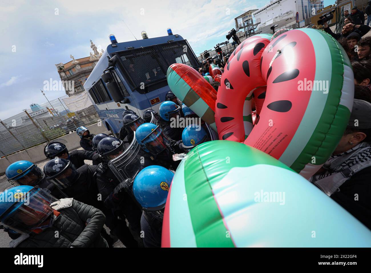 Napoli, Italia. 19 aprile 2024. Napoli - Napoli 04-19-2024 corteo studentesco contro il G7 a Capri (NeaPhoto Alessandro Garofalo) solo uso editoriale credito: Agenzia fotografica indipendente/Alamy Live News Foto Stock