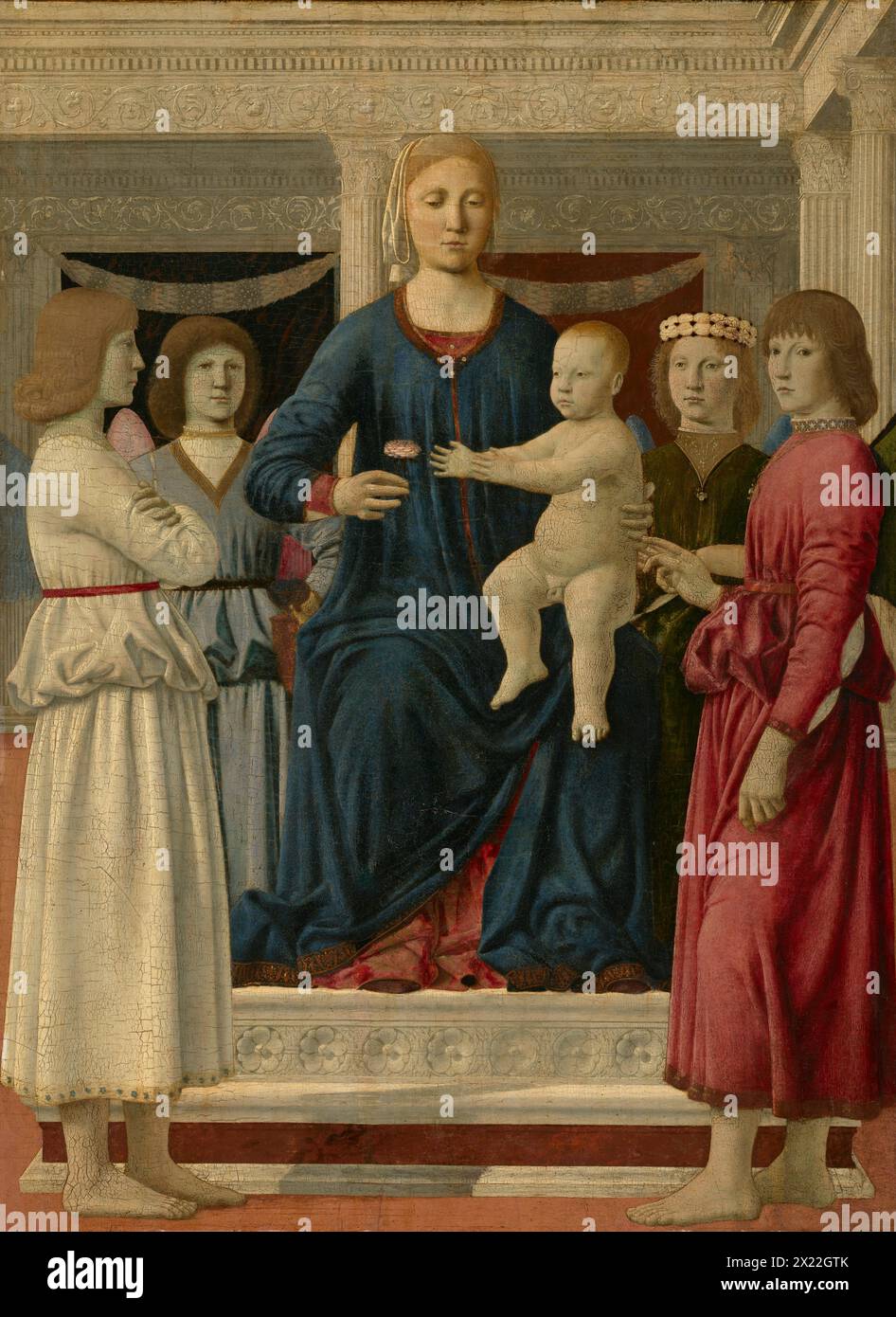 Vergine e bambino in trono con quattro angeli, c1460-70. Alla Vergine Maria e a Gesù assistono angeli, le cui ali sono parzialmente visibili. L'angelo in rosso dirige la nostra attenzione al bambino che cerca un fiore offerto dalla madre, un'interazione che può simboleggiare l'amore divino o alludere al destino di Gesù&#x2019. L'angelo bianco getta un'ombra sulla base del trono di Maria, suggerendo che il dipinto originariamente appeso a destra di una finestra. Piero fu un artista e matematico influente particolarmente interessato alla prospettiva e all'antichità greco-romana. Foto Stock