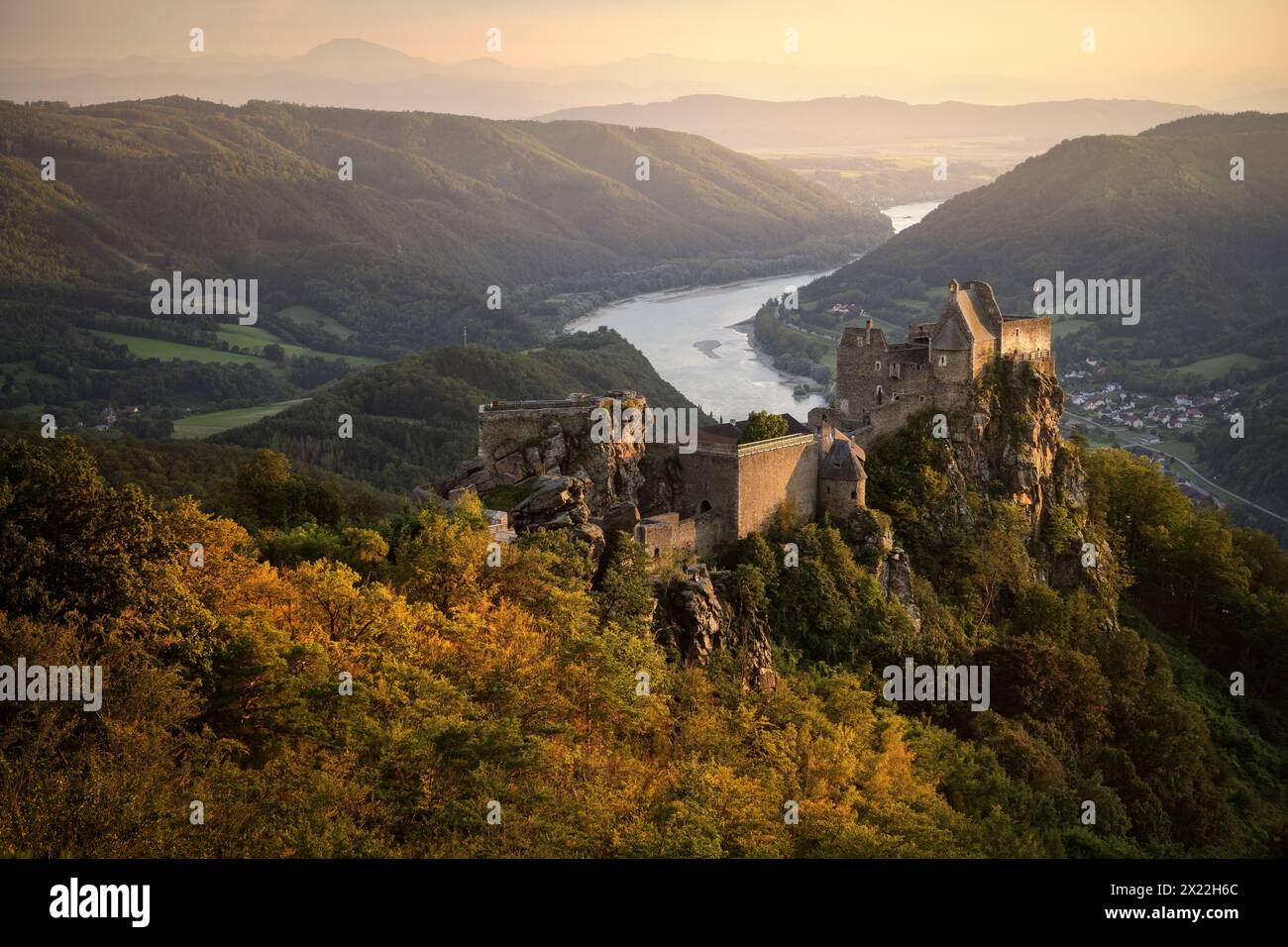 Sito patrimonio dell'umanità dell'UNESCO "paesaggio culturale Wachau", vista sulle rovine del castello di Aggstein verso il Danubio, Schönbühel-Aggsbach, bassa A. Foto Stock