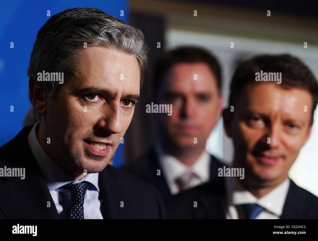 Il Taoiseach Simon Harris parla ai media mentre partecipa alla conferenza del Partito Popolare europeo sul futuro dell'agricoltura europea al Woodford Dolmen Hotel, Co. Carlow. Il Taoiseach ha detto di essere "desideroso di essere in grado di scusarsi" con le famiglie di coloro che sono stati uccisi nella tragedia dell'incendio di Stardust. Le famiglie dei 48 giovani che sono morti nel fuoco che ha strappato il nightclub a nord di Dublino nel 1981 hanno chiesto scuse ufficiali di stato. Data foto: Venerdì 19 aprile 2024. Foto Stock