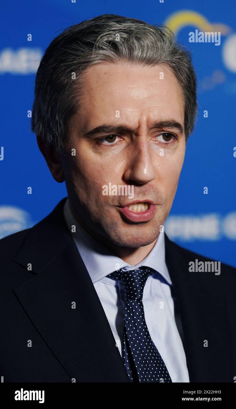 Il Taoiseach Simon Harris parla ai media mentre partecipa alla conferenza del Partito Popolare europeo sul futuro dell'agricoltura europea al Woodford Dolmen Hotel, Co. Carlow. Il Taoiseach ha detto di essere "desideroso di essere in grado di scusarsi" con le famiglie di coloro che sono stati uccisi nella tragedia dell'incendio di Stardust. Le famiglie dei 48 giovani che sono morti nel fuoco che ha strappato il nightclub a nord di Dublino nel 1981 hanno chiesto scuse ufficiali di stato. Data foto: Venerdì 19 aprile 2024. Foto Stock