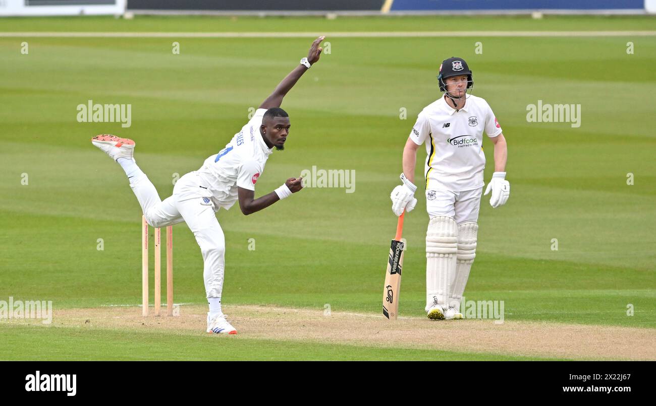 Hove UK 19 aprile 2024 - Jayden Seales bowling per il Sussex contro il Gloucestershire durante la partita di cricket Vitality County Championship League Two presso il 1st Central County Ground a Hove: Credit Simon Dack /TPI/ Alamy Live News Foto Stock