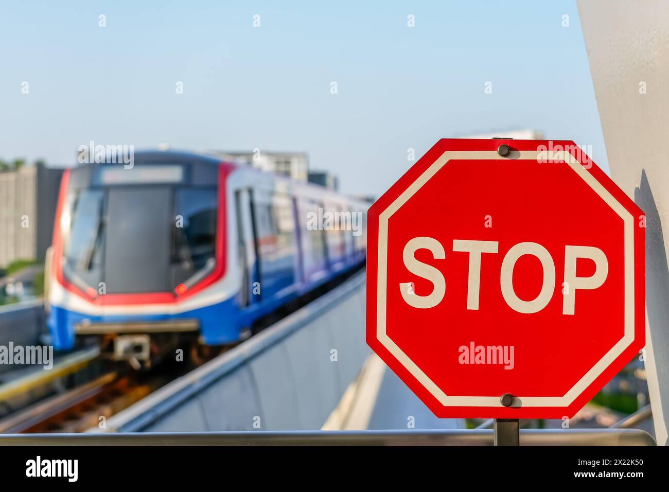 Il segnale di stop per l'attraversamento a livello della metropolitana non è vietato il passaggio d'ingresso. Foto Stock