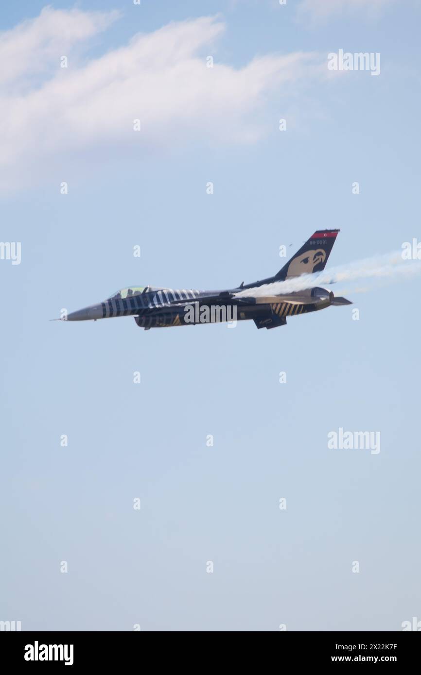 Istanbul, Aeroporto di Atatürk, Turchia- 28.04.2023 Soloturk. Caccia F-16 isolato nel cielo blu. Foto di un aereo F16 ad alta risoluzione scattata al Teknofest Foto Stock