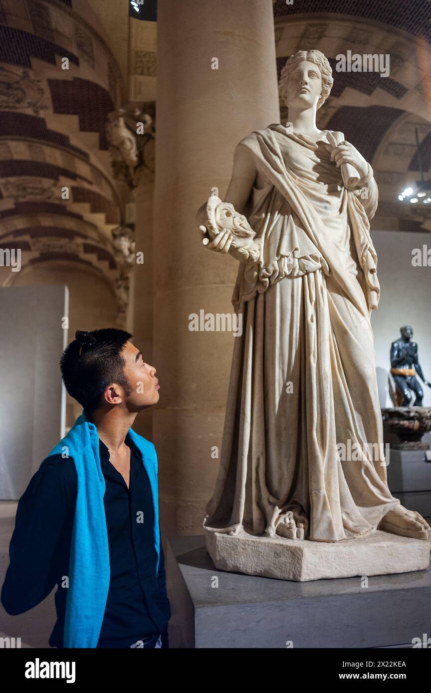 Parigi, Francia, giovane uomo Cinese, turista, visita alla mostra di sculture classiche in mostra all'interno del Grand Louvre Museum Foto Stock