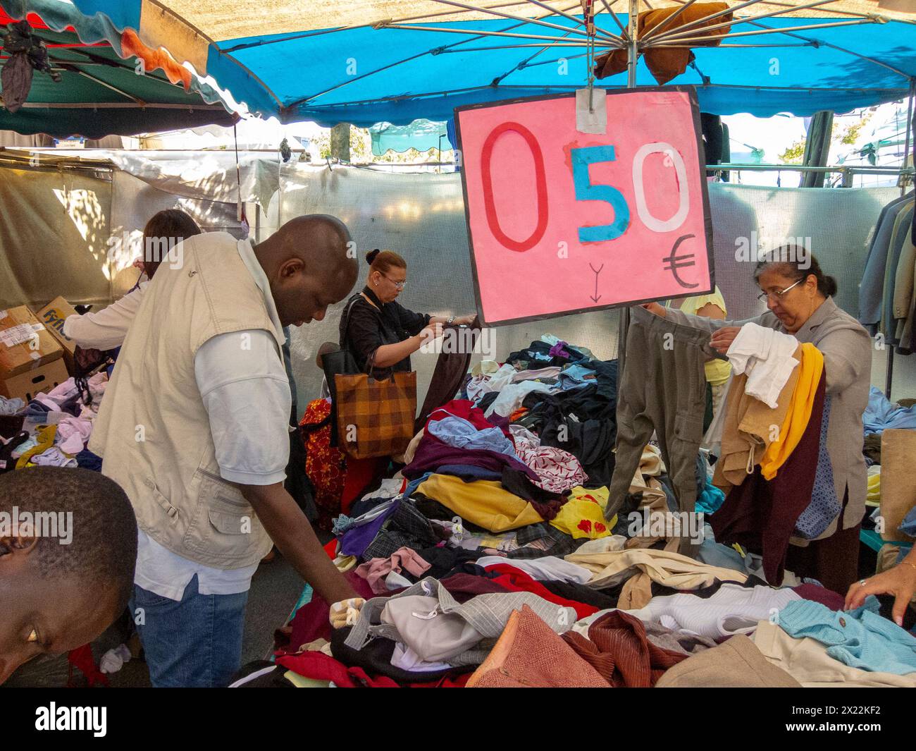 MONTREUIL (Parigi), Francia, gruppo medio, scena di strada, shopping di abbigliamento usato vintage nel mercato delle pulci, scarpe, periferia francese migranti Foto Stock