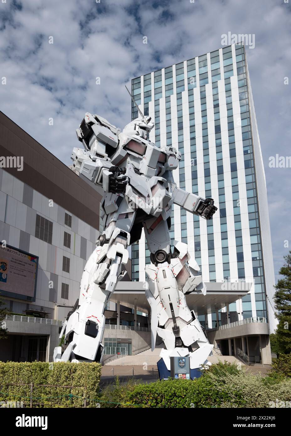 Un robot da combattimento Gundam a grandezza naturale su un'isola artificiale, Odaiba, Tokyo, Tokyo, Giappone, Asia Foto Stock
