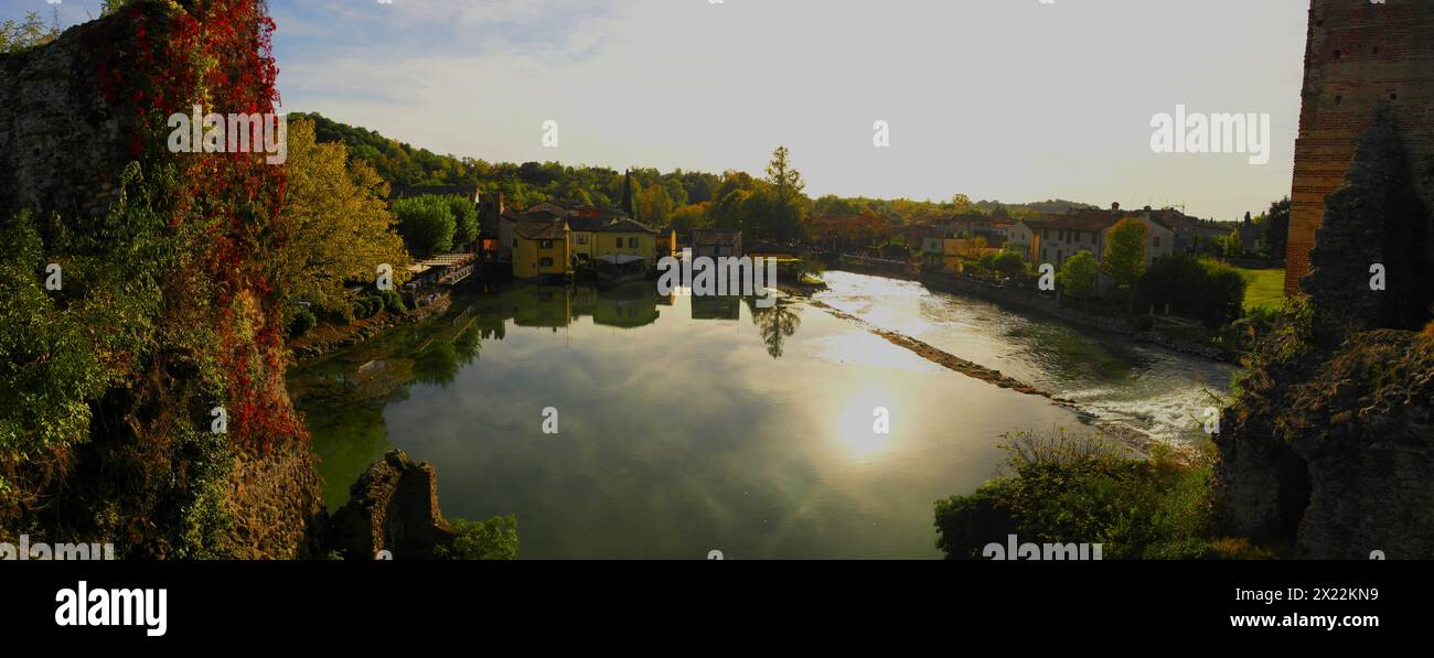 Panoramica dal ponte Visconteo a Borghetto sul fiume Mincio. 22 ottobre 2023 Borghetto, Veneto, Italia Foto Stock