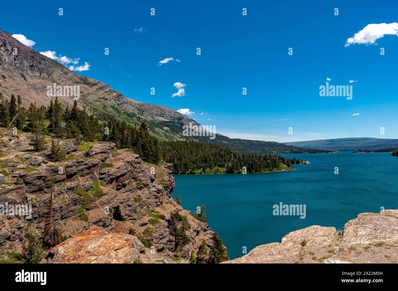 Montagne, laghi e alberi da Sunspot Point nel Glacier National Park Foto Stock