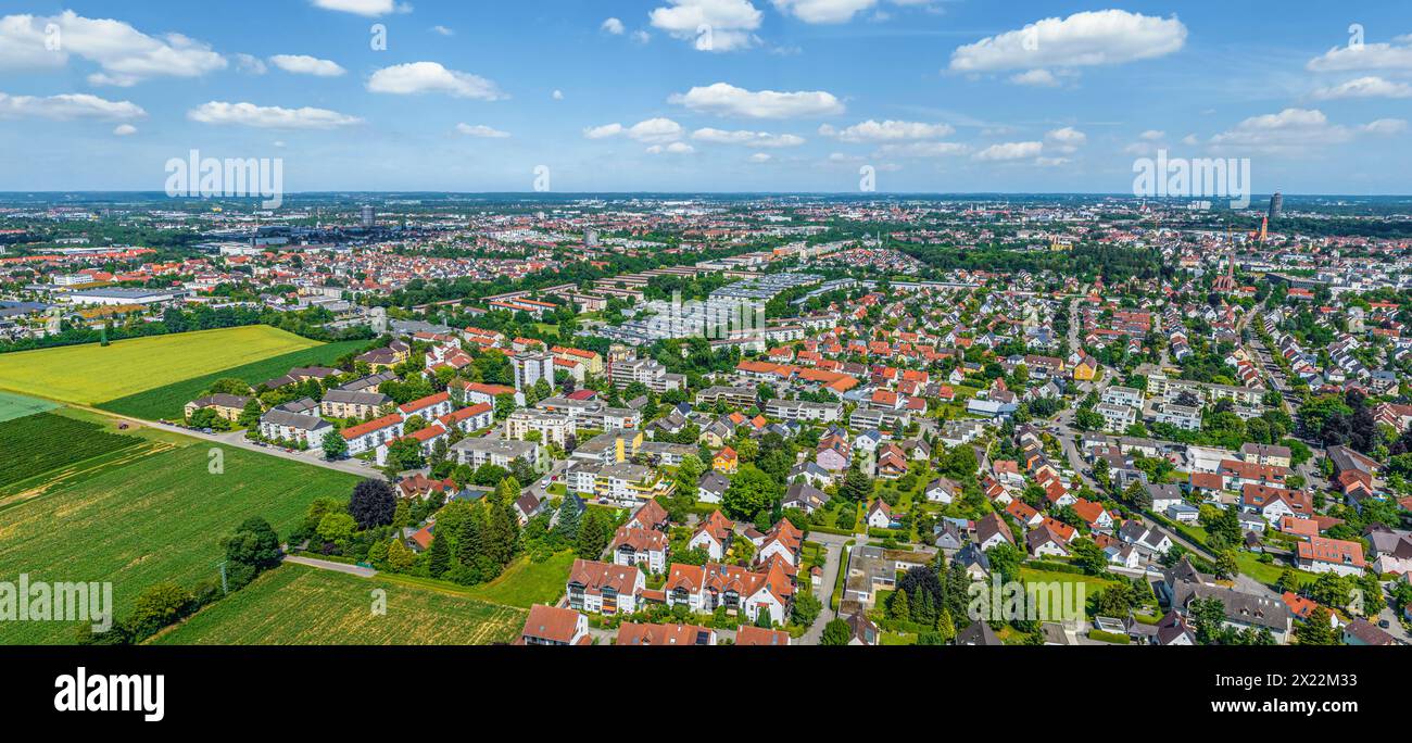 Ausblick auf Stadtbergen a Schwaben, eine Stadt am Westrand von Augsburg Stadtbergen am Ostrand des Naturparks Augsburg-Westliche Wälder Stadtbergen Foto Stock