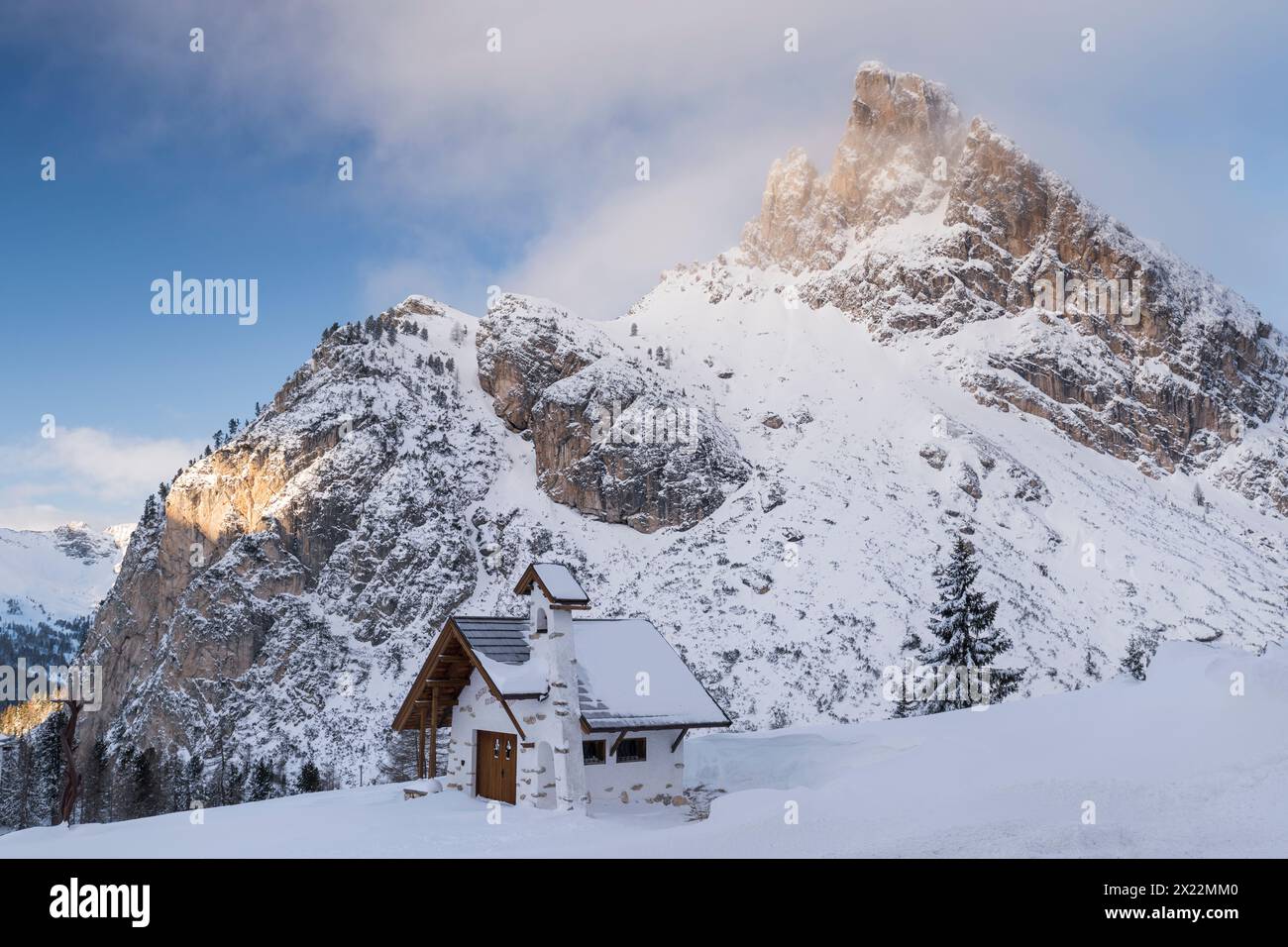 Cappella al passo Falzarego, SAS de Stria, Veneto, Italia Foto Stock