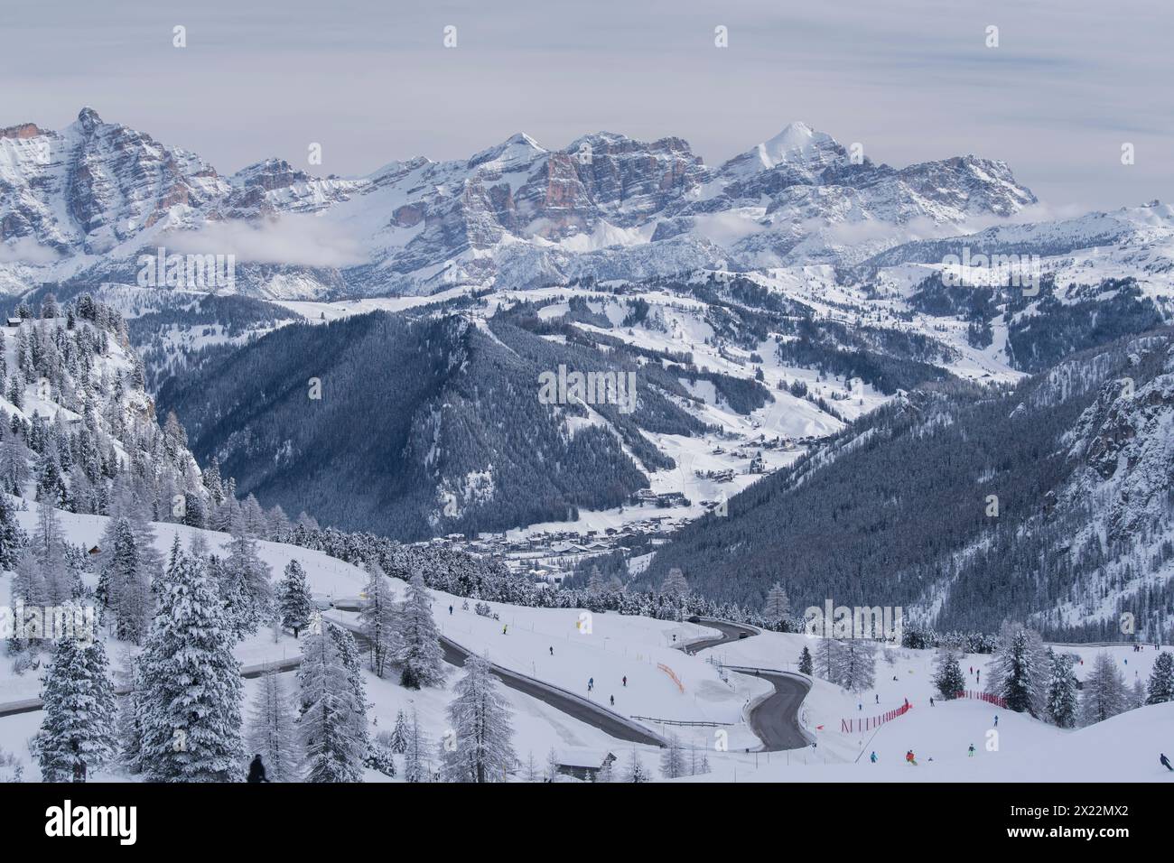 Vista sulle Tofane di Rozes, Colfosco, passo Gardena, alto Adige, alto Adige, Italia Foto Stock