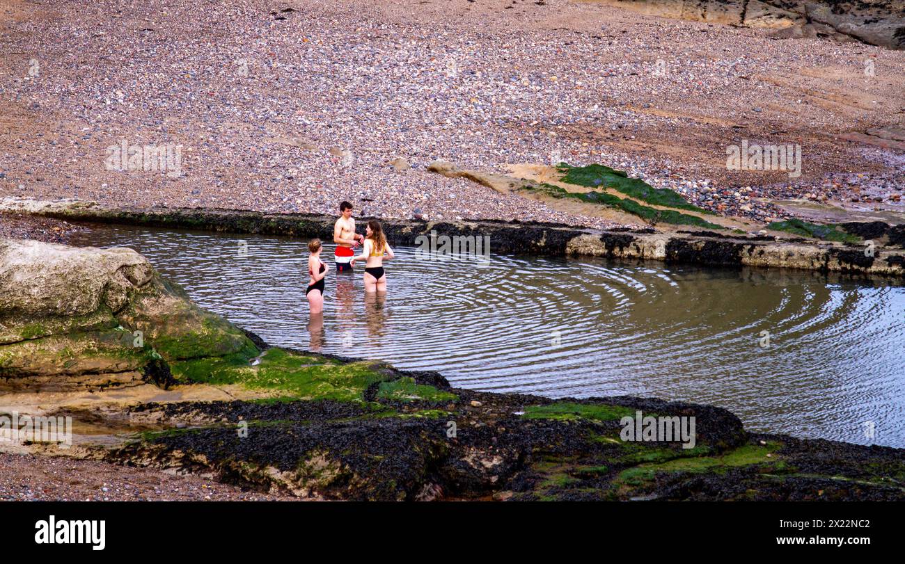 I giovani si divertono nella piscina all'aperto di St Andrews, Scozia Foto Stock