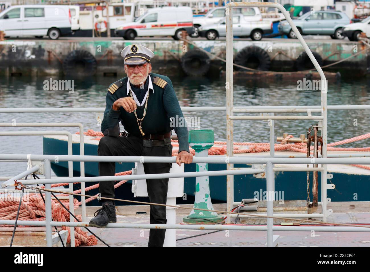 Uomo in barca nel porto di Hout Bay, città del Capo, Sud Africa. Foto Stock